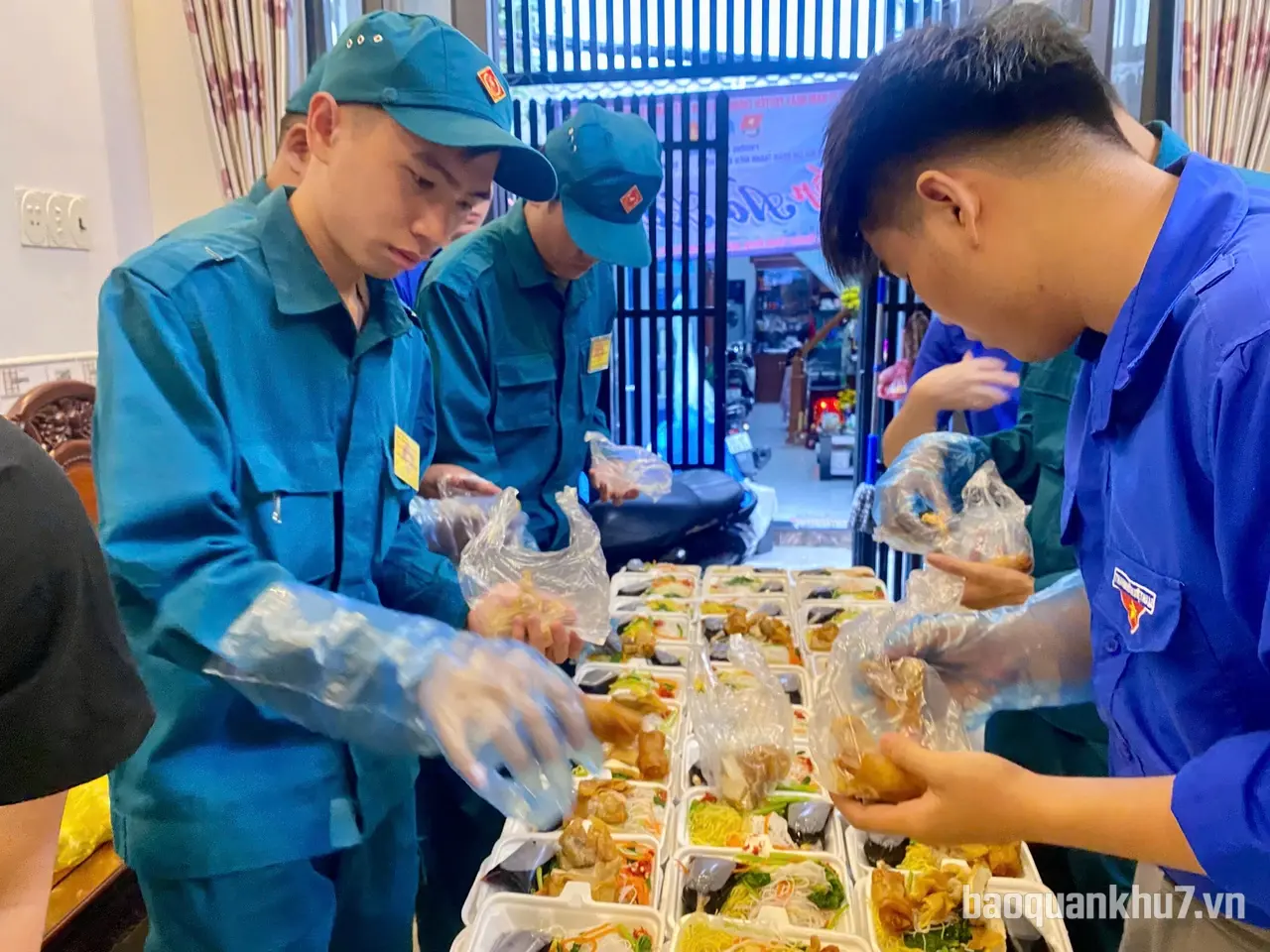 “Bếp áo xanh” của tuổi trẻ phường Chánh Hưng 
