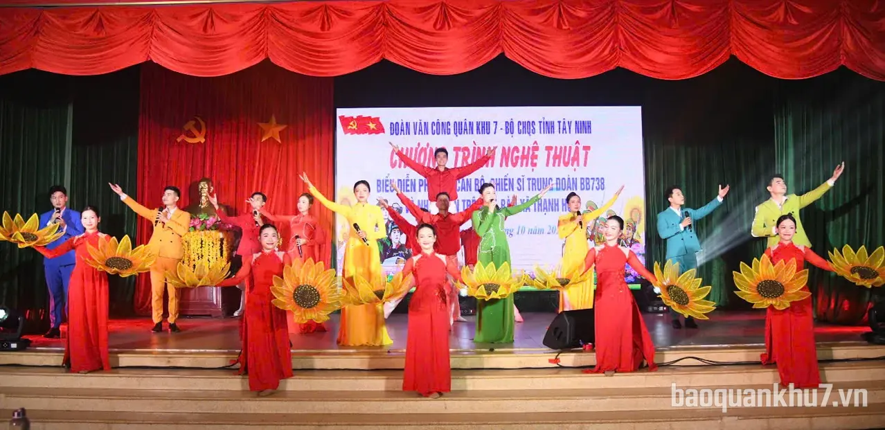 Đoàn Văn công Quân khu 7 biểu diễn tại Trung đoàn 738