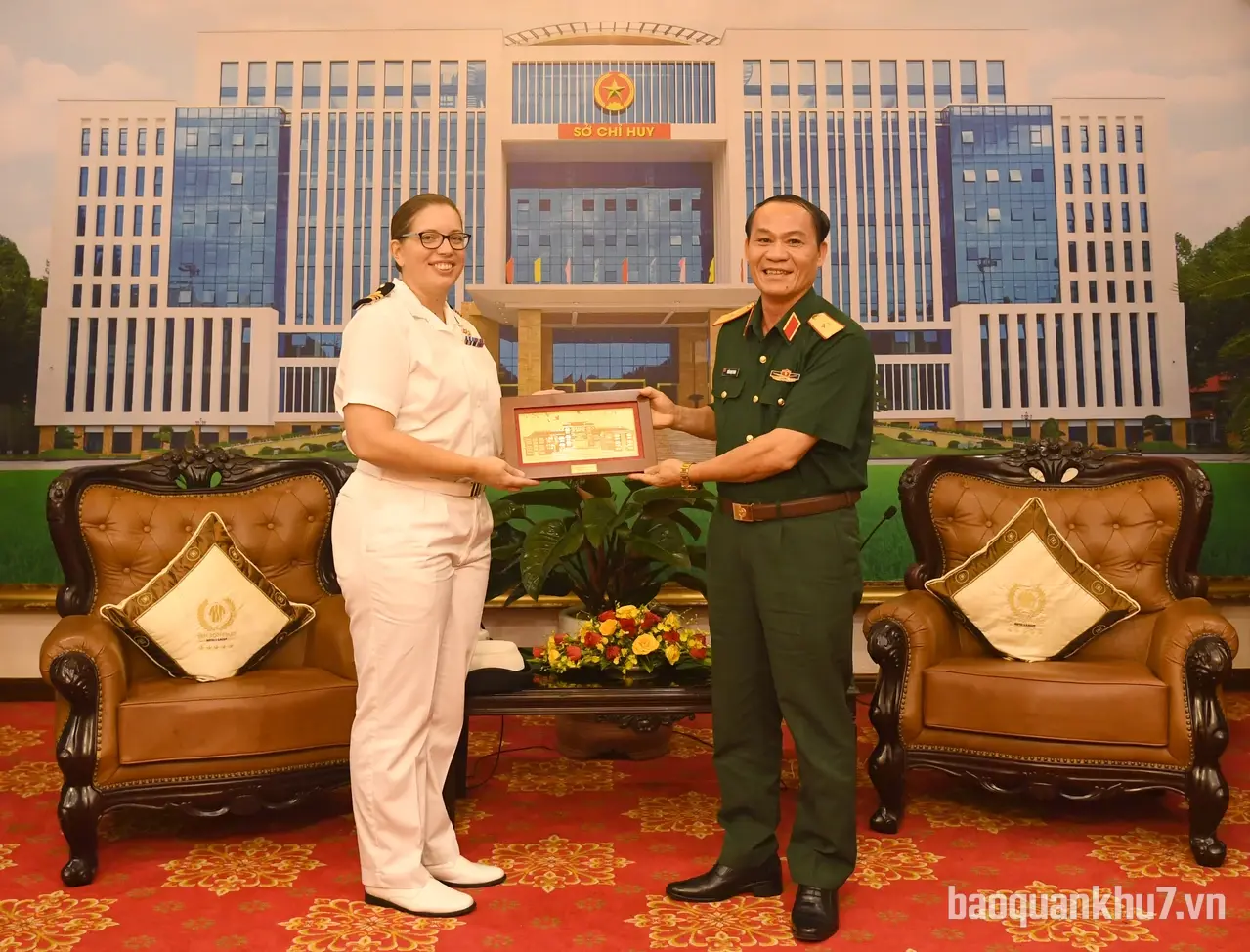 Tàu Hải quân Hoàng gia Anh chào xã giao Bộ Tư lệnh Quân khu 7