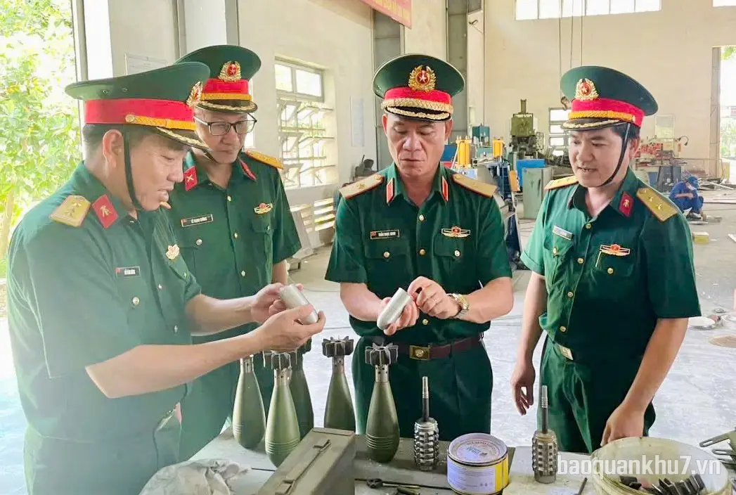 Thiếu tướng Trần Ngọc Minh, Phó Tư lệnh Quân khu nắm tình hình thực hiện nhiệm vụ tại Xưởng OX1