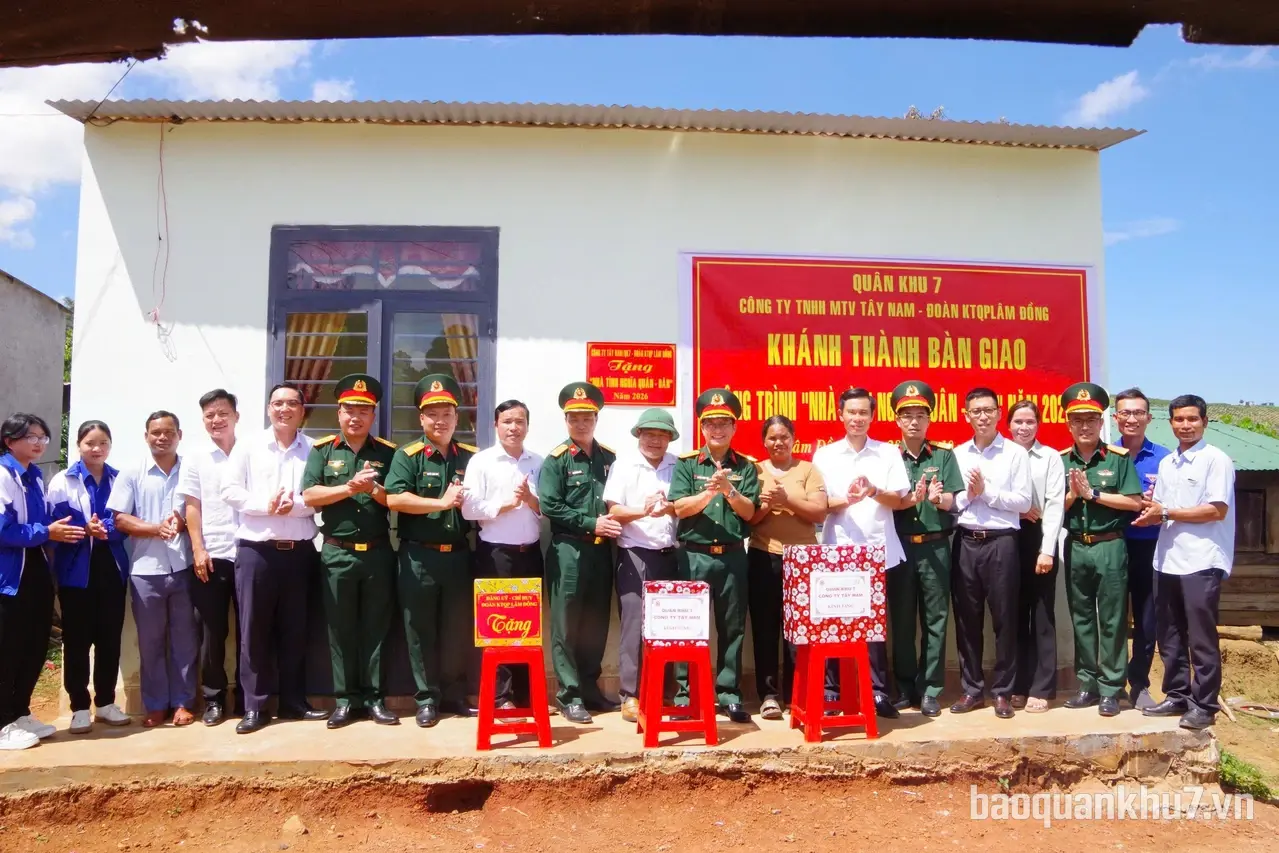 Đoàn Kinh tế - Quốc phòng Lâm Đồng phối hợp bàn giao nhà “Tình nghĩa quân - dân”