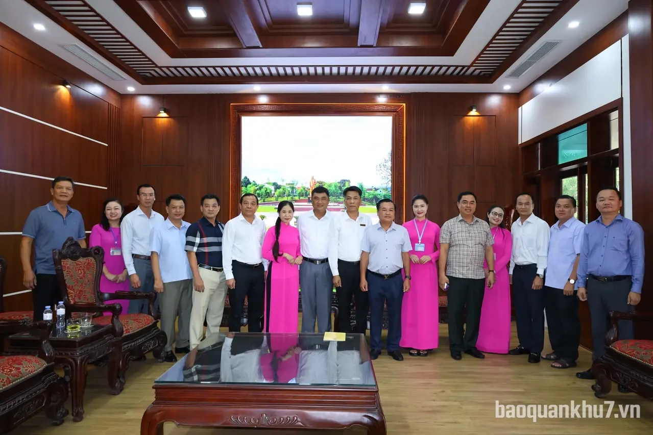 Đoàn công tác Quân khu 7 dâng hoa, dâng hương tưởng niệm Chủ tịch Hồ Chí Minh