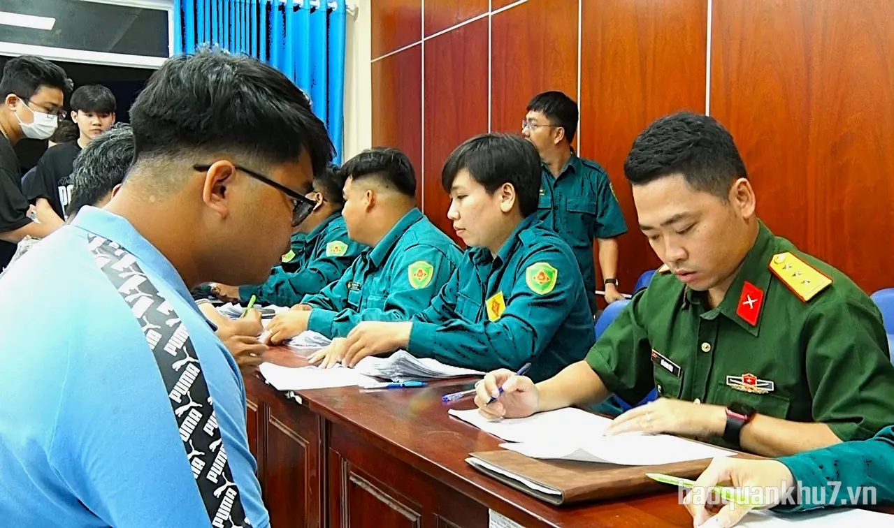 Phường Hòa Hưng, TPHCM trao quyết định gọi công dân khám sức khỏe nghĩa vụ quân sự và nghĩa vụ tham gia Công an nhân dân năm 2027