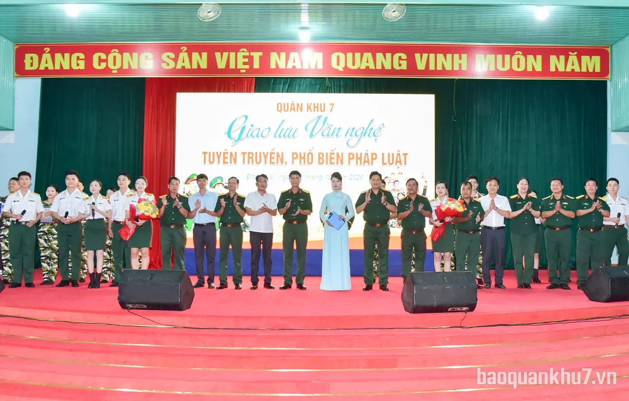 Quân khu 7 tổ chức tuyên truyền, phổ biến pháp luật cho cán bộ, chiến sĩ Sư đoàn 302