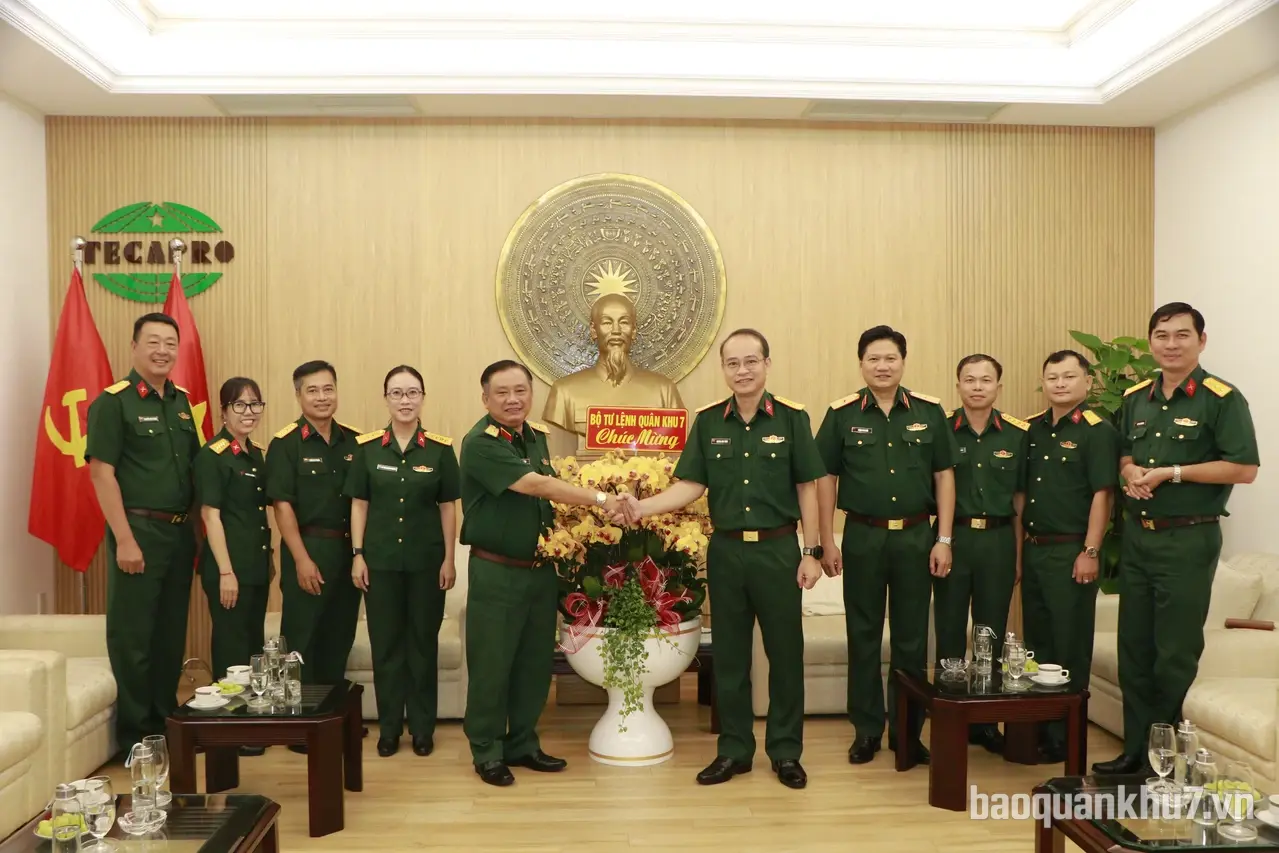 Quân khu 7 chúc mừng các doanh nghiệp nhân ngày Doanh nhân Việt Nam