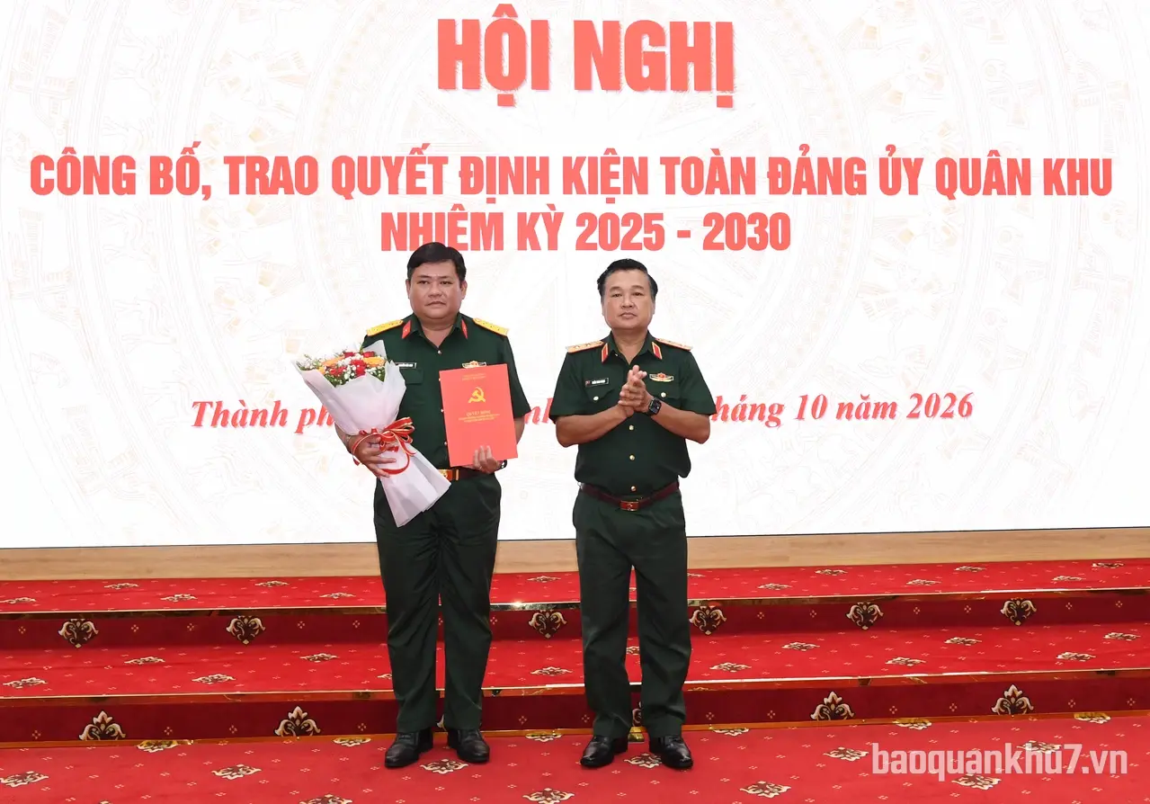 Ban Thường vụ Đảng ủy Quân khu trao quyết định kiện toàn Đảng ủy Quân khu