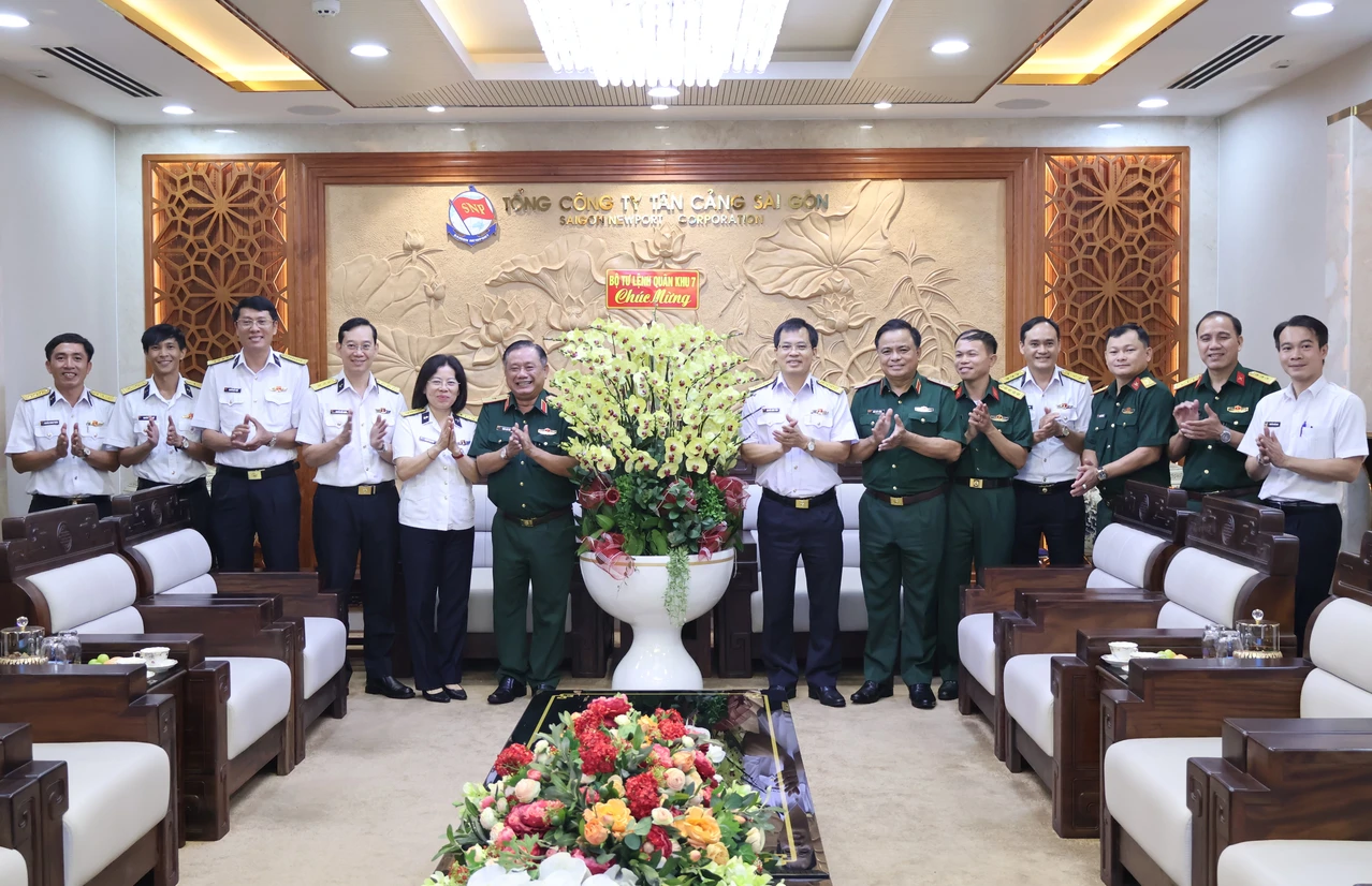 Quân khu 7 chúc mừng các doanh nghiệp nhân Ngày Doanh nhân Việt Nam
