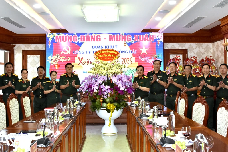Thiếu tướng Đặng Văn Lẫm, Phó Tư lệnh Quân khu chúc Tết Công ty TNHH MTV Đông Hải