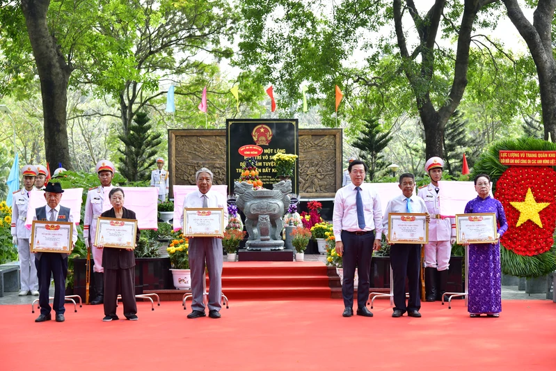 Trao Bằng "Tổ quốc ghi công" 49 liệt sĩ Biệt động Sài Gòn - Gia Định