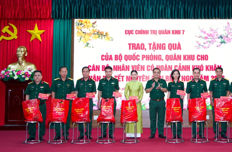 Cục Chính trị Quân khu 7 trao, tặng quà cho cán bộ, nhân viên có hoàn cảnh khó khăn