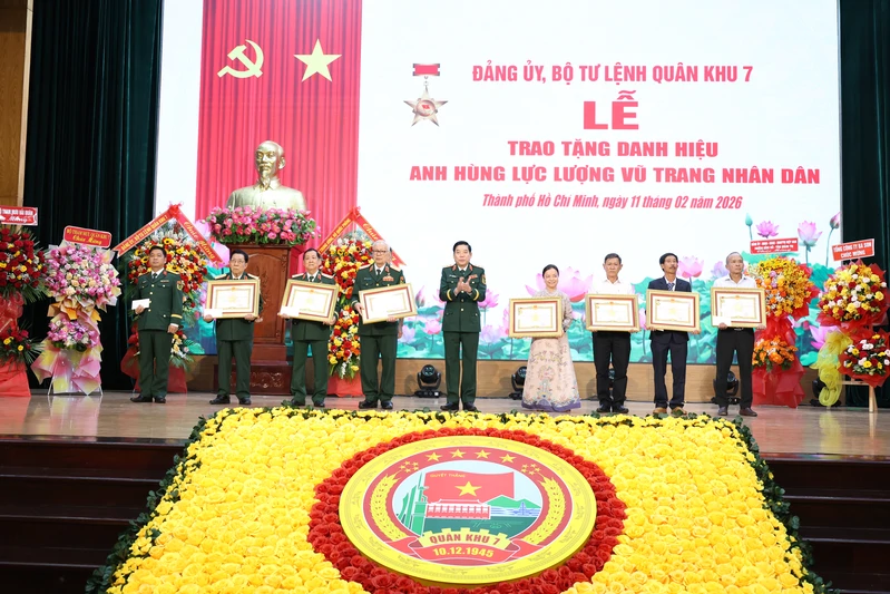 Quân khu 7 tổ chức Lễ trao tặng danh hiệu Anh hùng Lực lượng vũ trang Nhân dân