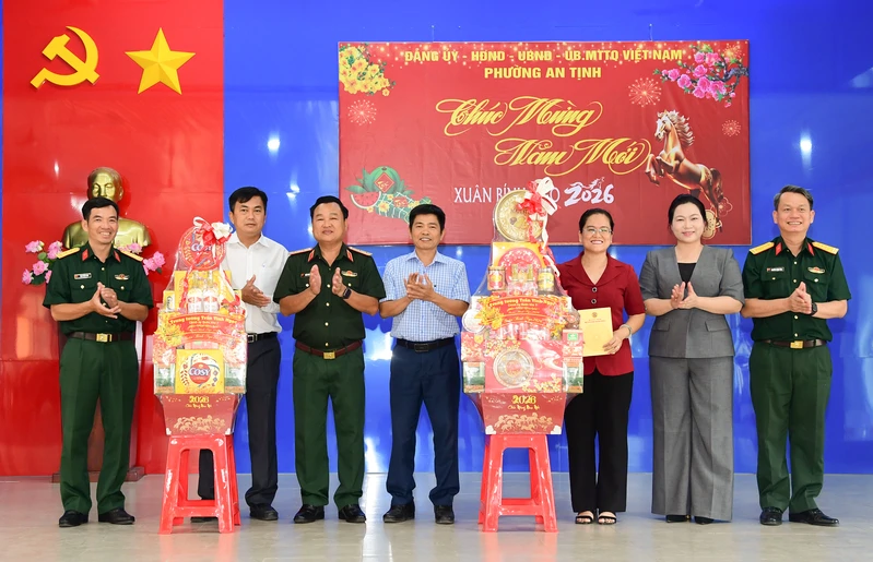 Trung tướng Trần Vinh Ngọc, Chính ủy Quân khu 7 chúc Tết, tặng quà Đảng bộ, chính quyền và Nhân dân phường An Tịnh, tỉnh Tây Ninh