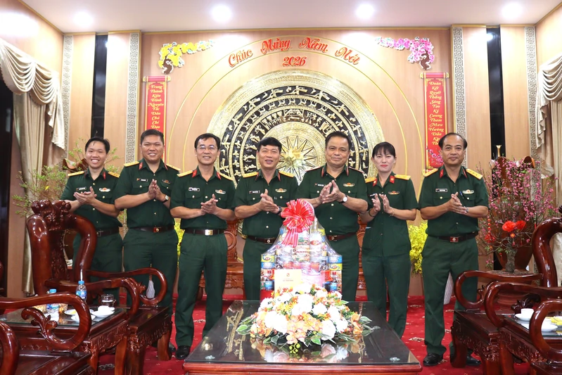 Thủ trưởng Bộ Tham mưu Quân khu chúc Tết Cục Chính trị Quân khu
