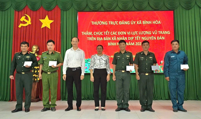 Lãnh đạo xã Bình Hòa, tỉnh Tây Ninh thăm, chúc Tết các đơn vị LLVT trên địa bàn
