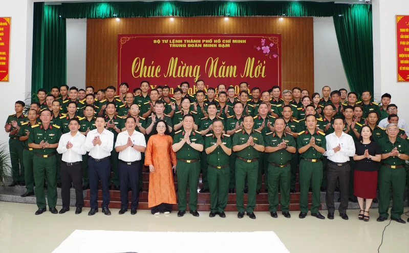 Đại tướng Nguyễn Trọng Nghĩa thăm, tặng quà nhân dịp tết Nguyên đán Bính Ngọ 2026 tại TP. Hồ Chí Minh