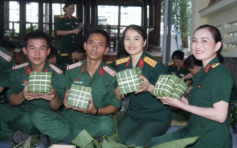Cục Chính trị Quân khu tổ chức hội thi gói, nấu bánh chưng nhân dịp tết Nguyên đán Bính Ngọ năm 2026