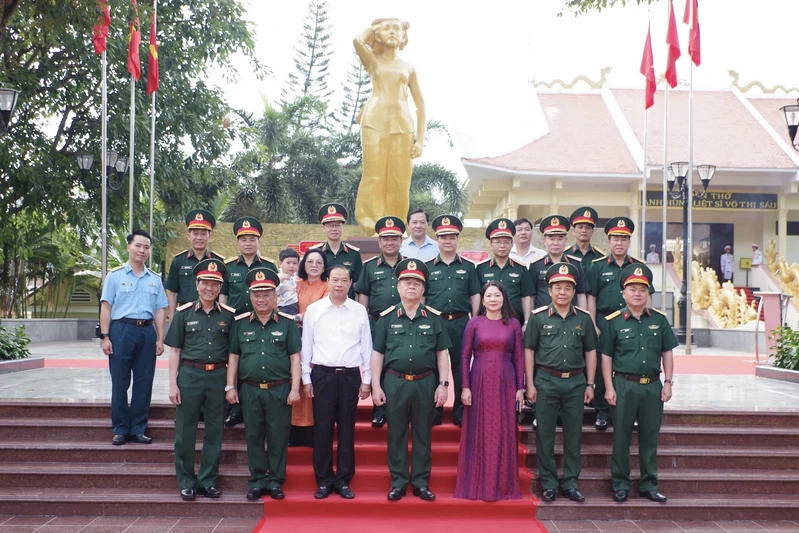 Đại tướng Nguyễn Trọng Nghĩa dâng hương tưởng niệm các anh hùng liệt sĩ tại TP. Hồ Chí Minh