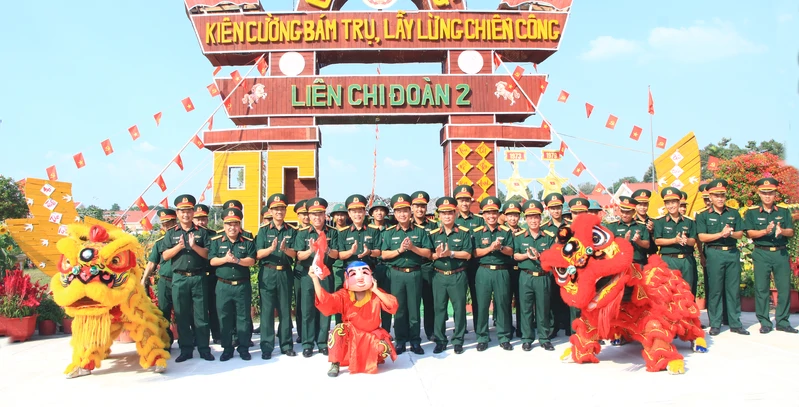 Đại tá Nguyễn Tấn Linh, Phó Tư lệnh Quân khu chúc Tết cán bộ, chiến sĩ Sư đoàn 5