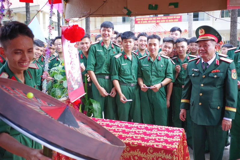 Thiếu tướng Trần Chí Tâm thăm, kiểm tra hoạt động vui xuân, đón tết Nguyên đán Bính Ngọ tại các đơn vị