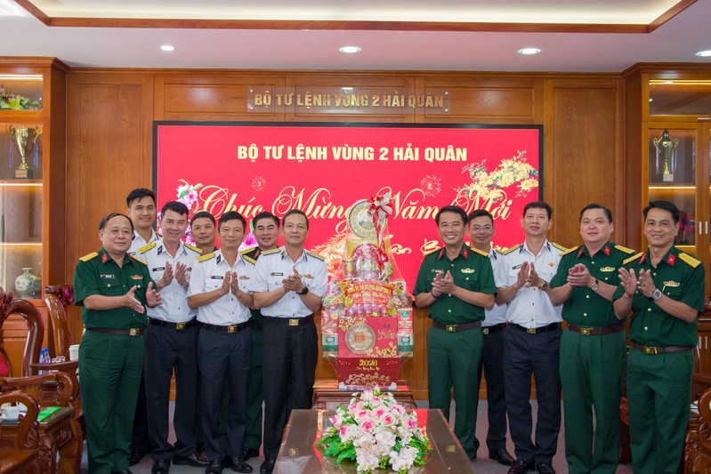 Đại tá Nguyễn Tấn Linh thăm, chúc Tết nguyên thủ trưởng Bộ Tư lệnh Quân khu và các đơn vị