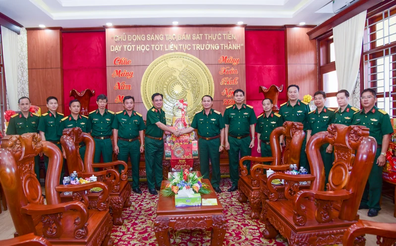 Thiếu tướng Trần Ngọc Minh chúc Tết Trường Quân sự Quân khu 7