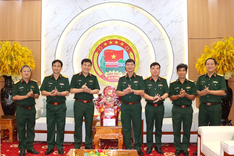 Học viện Kỹ thuật Quân sự chúc Tết Bộ Tư lệnh Quân khu 7
