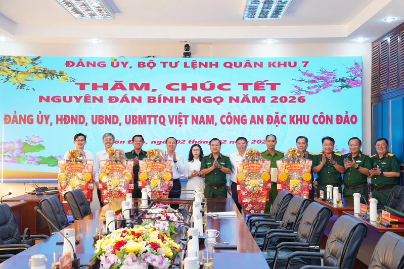 Trung tướng Trần Vinh Ngọc, Bí thư Đảng ủy, Chính ủy Quân khu 7 thăm, chúc Tết Đảng bộ, chính quyền, quân và dân Đặc khu Côn Đảo