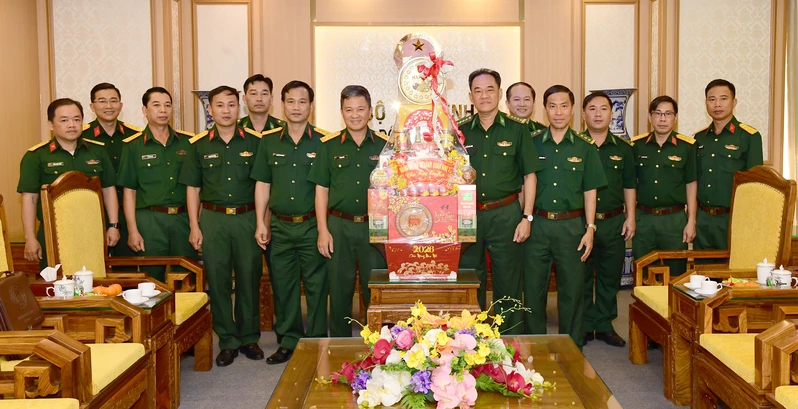 	Đảng ủy, Bộ Tư lệnh Quân khu 7 chúc tết các đơn vị trên địa bàn Thành phố Hồ Chí Minh