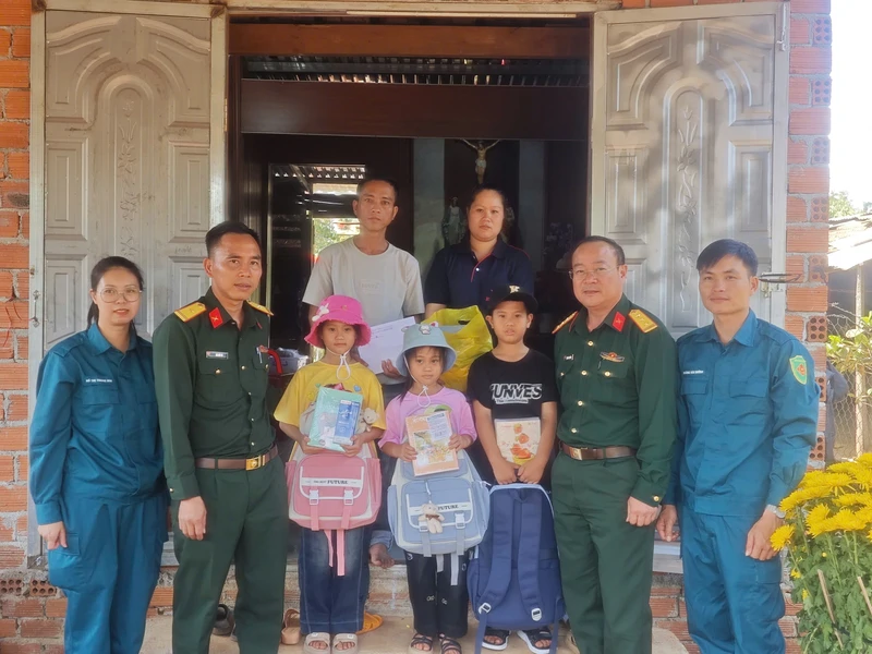 Ban CHQS xã Đắk Sắk hỗ trợ gia đình bị hỏa hoạn vượt qua khó khăn