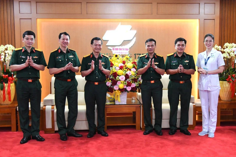 Bộ CHQS tỉnh Tây Ninh thăm, chúc mừng Ngày Thầy thuốc Việt Nam