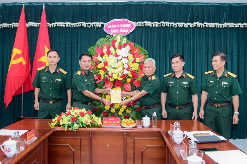 Đảng ủy, Bộ Tư lệnh Quân khu chúc mừng các bệnh viện nhân ngày Thầy thuốc Việt Nam