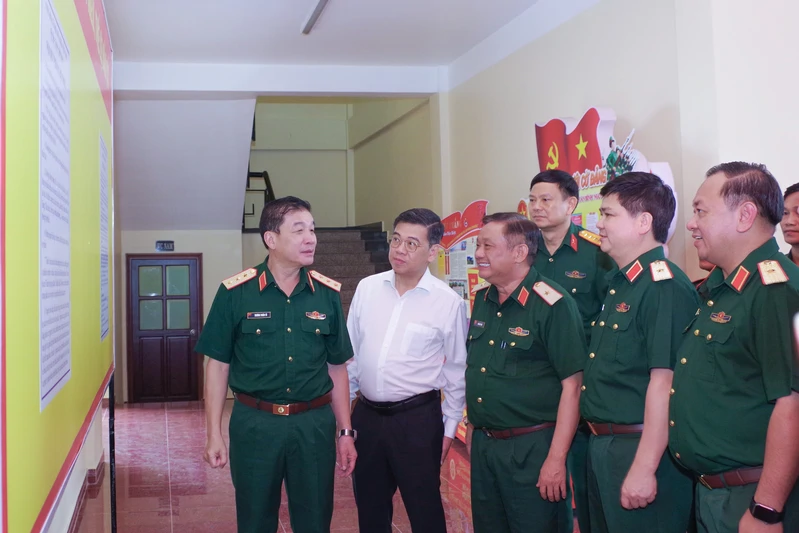 Thượng tướng Trương Thiên Tô kiểm tra công tác bầu cử tại Bộ Tư lệnh TP. Hồ Chí Minh