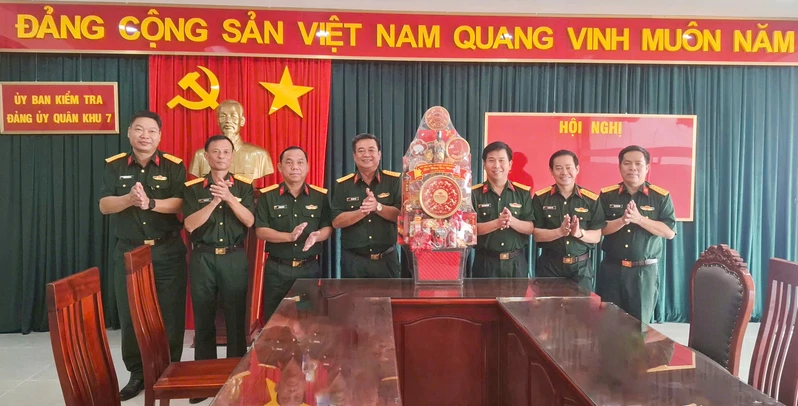 Cục Hậu cần - Kỹ thuật Quân khu 7 thăm, chúc Tết Bính Ngọ các cơ quan, đơn vị