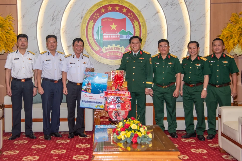 Các đơn vị trên địa bàn đến chúc Tết Bộ Tư lệnh Quân khu 7
