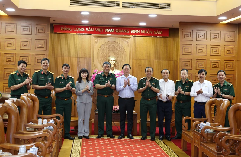 Bộ Tư lệnh Quân khu 7 thăm, chúc Tết Thành ủy, Ủy ban Nhân dân, Hội đồng Nhân dân TP Hồ Chí Minh và Bộ Tư lệnh Thành phố Hồ Chí Minh