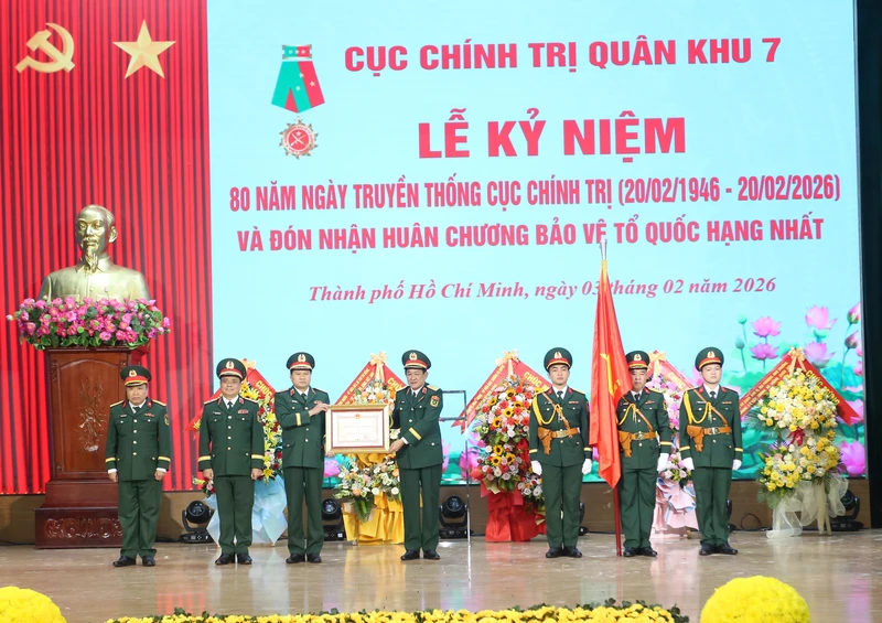 Cục Chính trị Quân khu 7 kỷ niệm 80 năm Ngày truyền thống và đón nhận Huân chương Bảo vệ Tổ quốc hạng Nhất