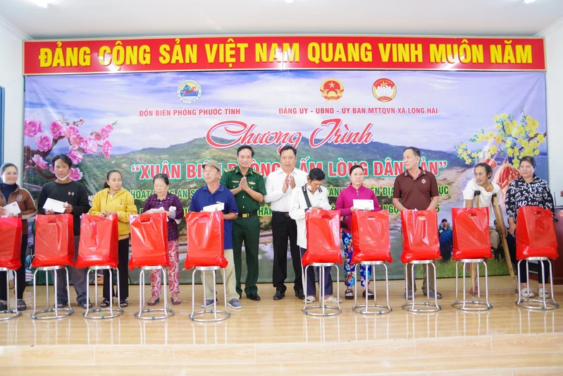 Bộ đội Biên phòng chăm lo Tết cho người dân biên giới biển