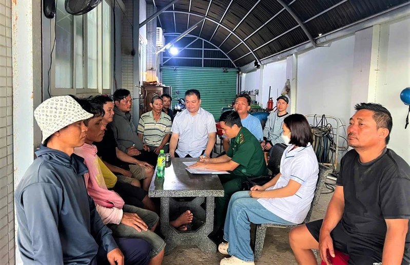 Đồn Biên phòng Bình Châu tiếp nhận, hỗ trợ 9 thuyền viên bị nạn trên biển