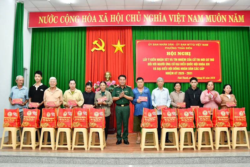 Quân khu 7 tặng 100 phần quà cho các gia đình khó khăn trên địa bàn tỉnh Đồng Nai