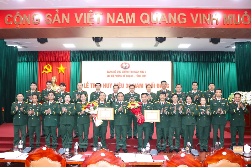 Đảng bộ Cục Chính trị Quân khu: Lễ trao Huy hiệu 30 năm tuổi Đảng
