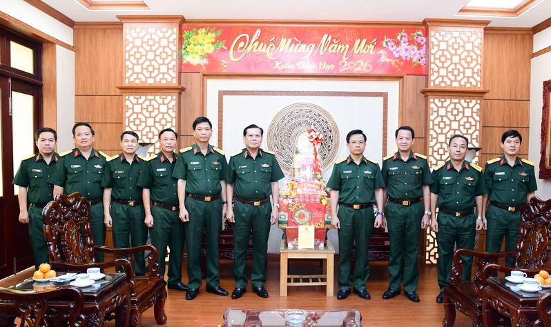 Thiếu tướng Đặng Văn Lẫm, Phó Tư lệnh Quân khu 7 chúc Tết nguyên lãnh đạo Quân khu và các đơn vị, nhà trường