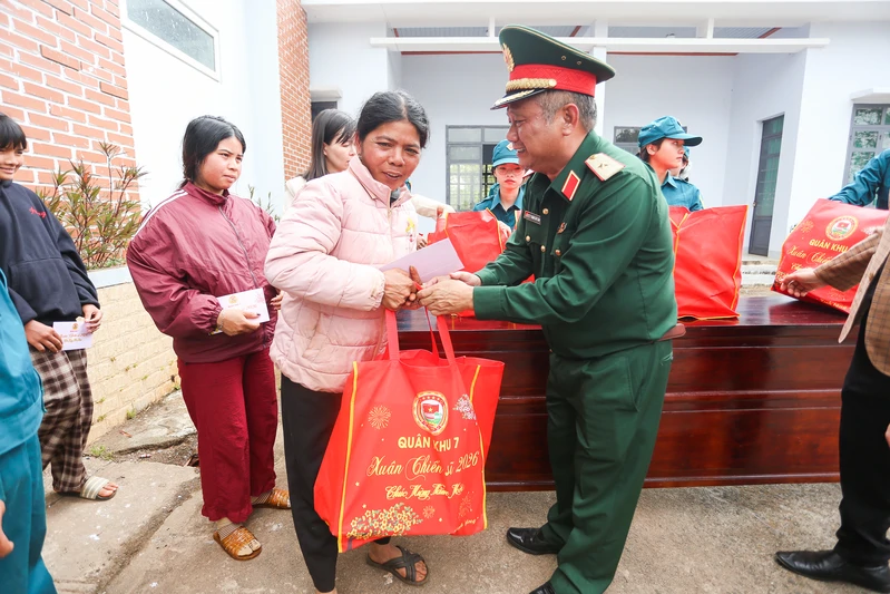 Xuân về thắm tình quân – dân 