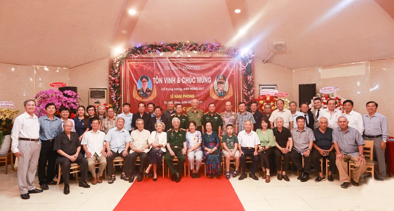 Gia đình, đồng đội tôn vinh và chúc mừng cố Trung tướng Lê Nam Phong và Trung tướng Lưu Phước Lượng được truy tặng, phong tặng danh hiệu Anh hùng LLVT Nhân dân