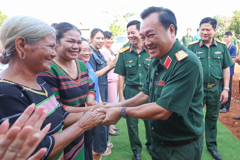 Trung tướng Trần Vinh Ngọc ăn Tết cùng đồng bào Stiêng