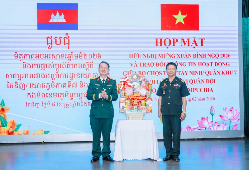 Bộ CHQS tỉnh Tây Ninh thắt chặt tình hữu nghị với các đơn vị Quân đội Hoàng gia Campuchia