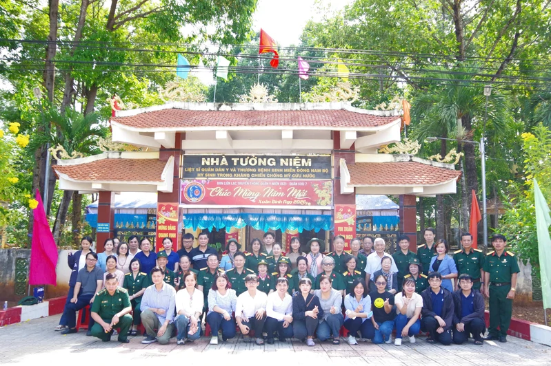 Ban Liên lạc Quân y Miền B2 dâng hương tri ân liệt sĩ