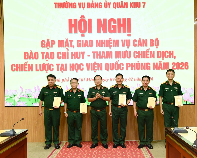 Thường vụ Đảng ủy Quân khu 7 gặp mặt, giao nhiệm vụ cho cán bộ đào tạo chỉ huy tham mưu cấp chiến dịch – chiến lược 