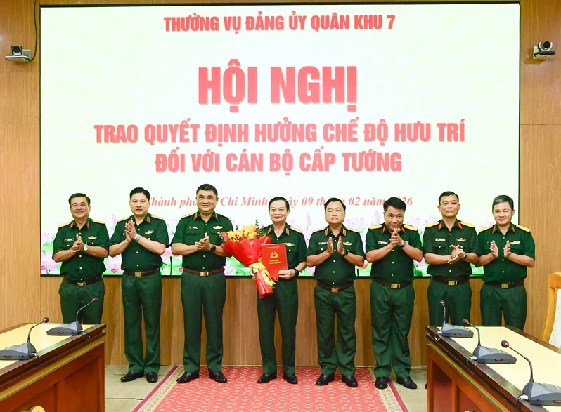 Thường vụ Đảng ủy Quân khu 7 trao quyết định hưởng chế độ bảo hiểm xã hội cho Trung tướng Trần Hoài Trung