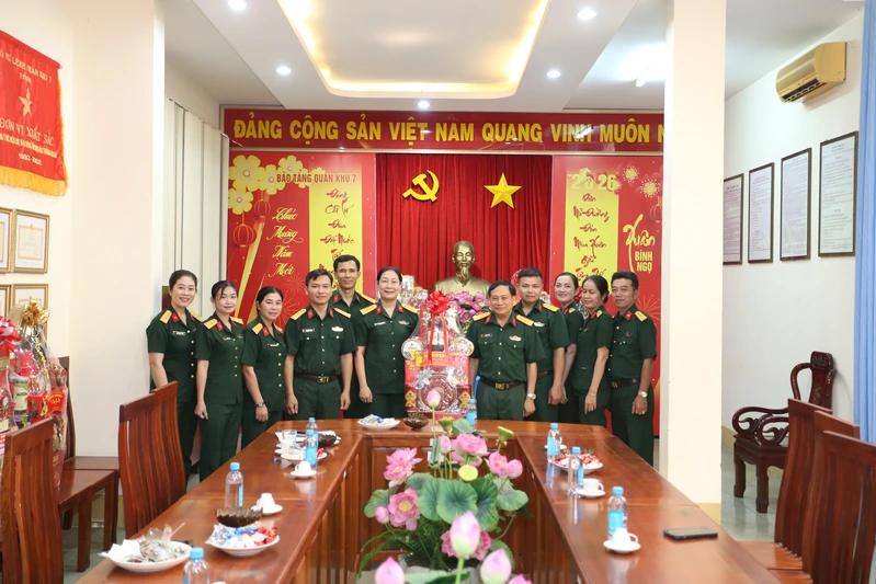 Đại tá Nguyễn Như Trúc, Phó Chủ nhiệm Chính trị Quân khu chúc Tết các cơ quan, đơn vị 