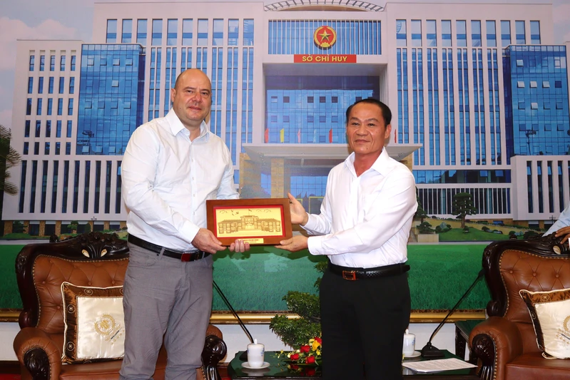 Bộ Tư lệnh Quân khu 7 tiếp đoàn cán bộ Bộ Quốc phòng Cộng hòa Bungary